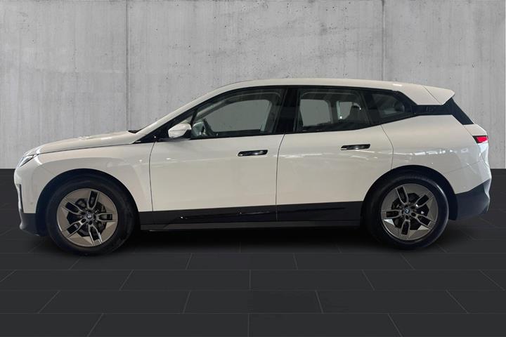 Hvid BMW iX fra 2022