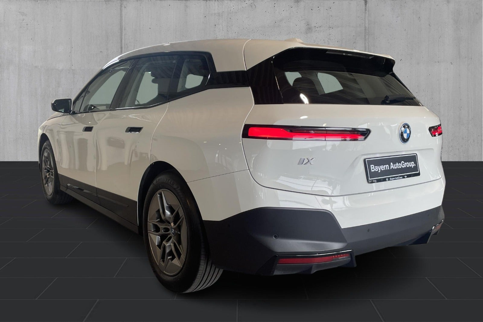 Hvid BMW iX fra 2022