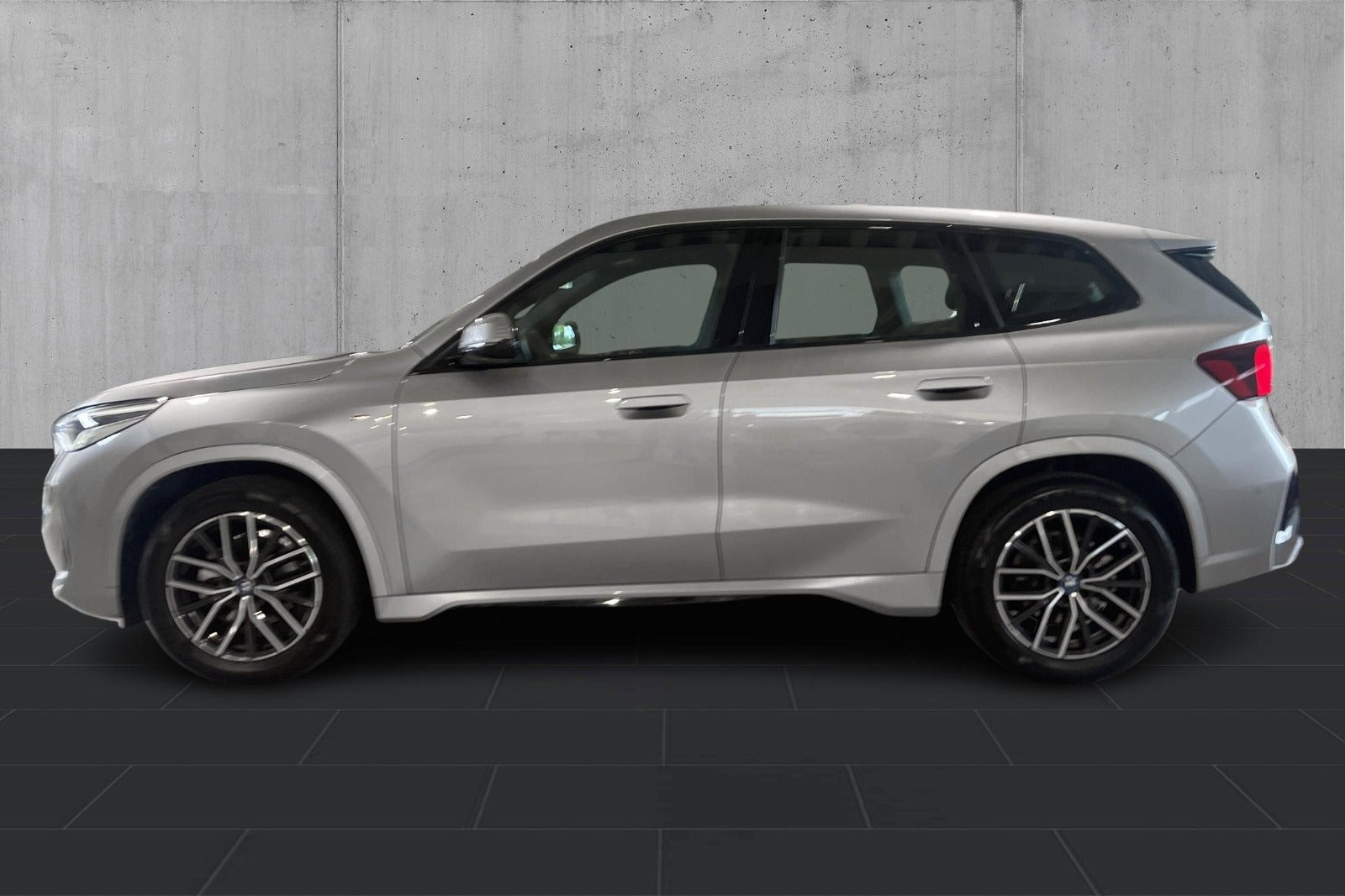 Sølv BMW iX1 fra 2023