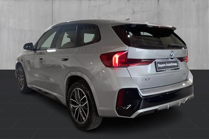 Sølv BMW iX1 fra 2023