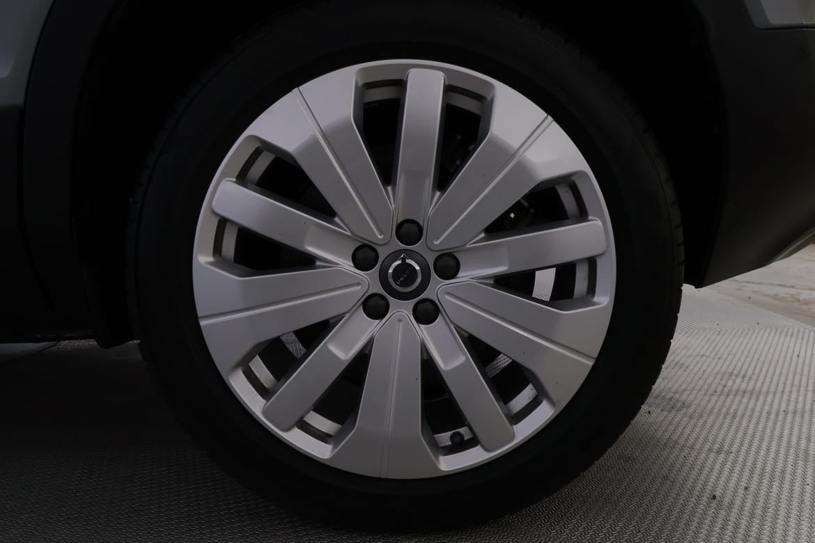 Grå Volvo EX40 fra 2025