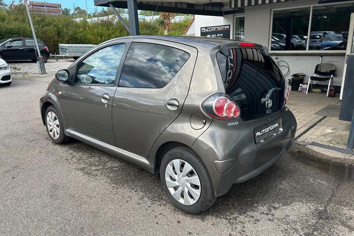 Bronze Toyota Aygo fra 2012
