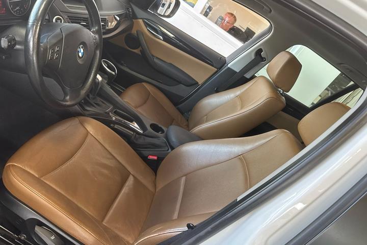 Hvid BMW X1 fra 2011