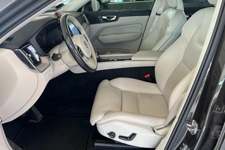 Grå Volvo XC60 fra 2019