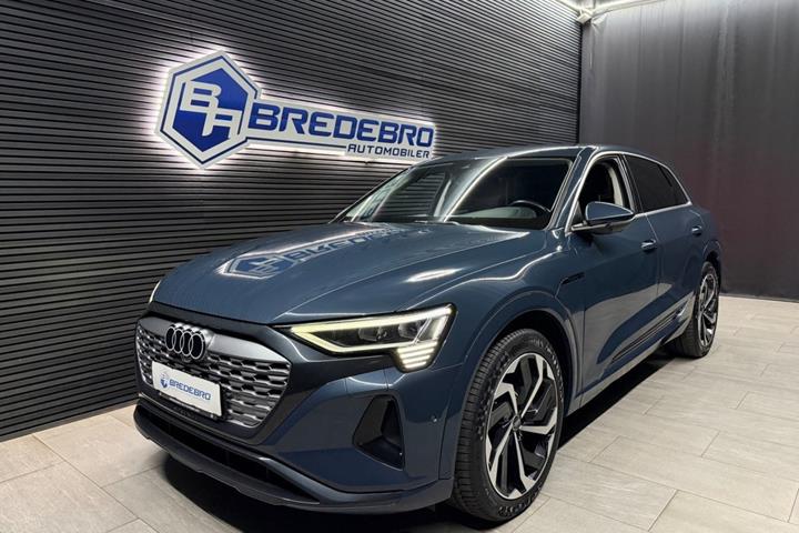 Blå Audi Q8 e-tron fra 2024