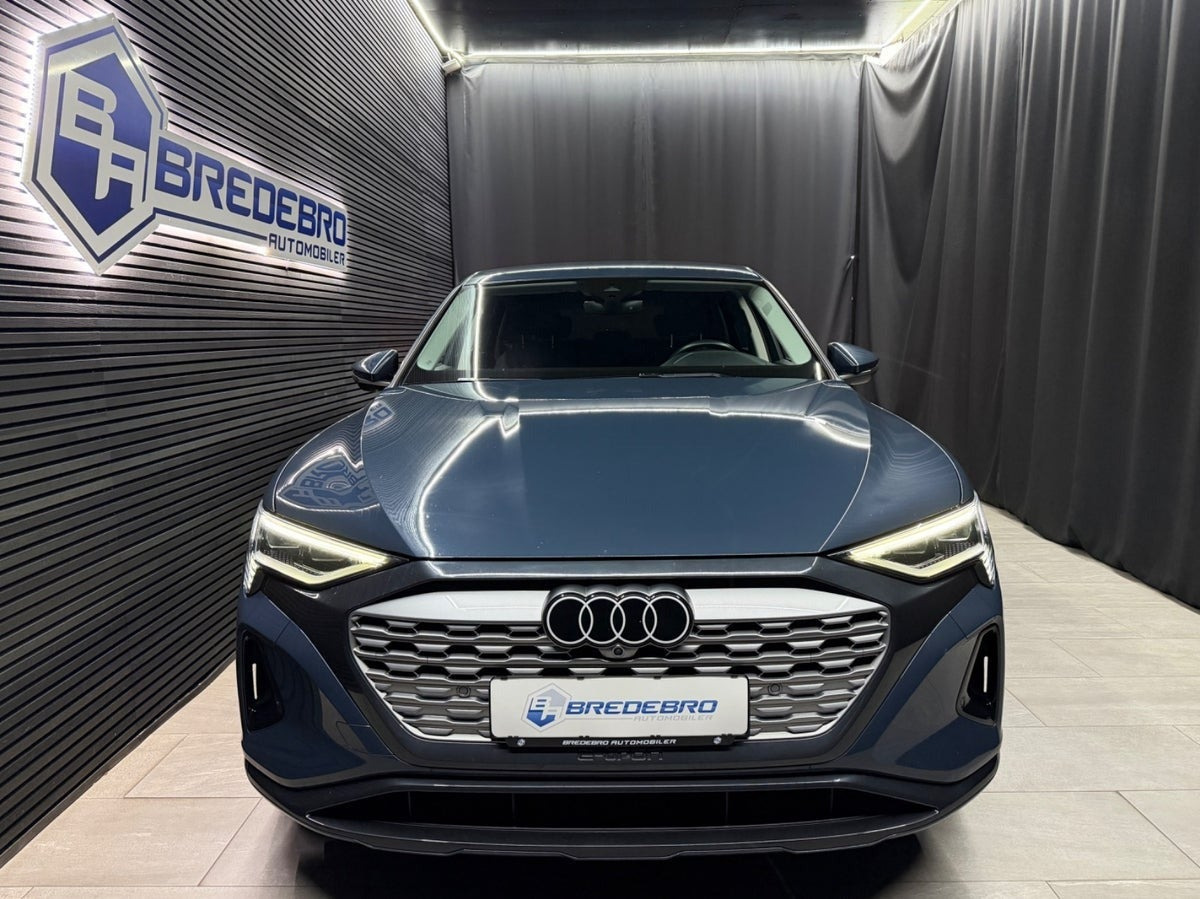 Blå Audi Q8 e-tron fra 2024
