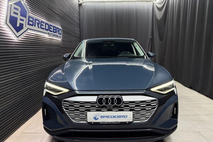 Blå Audi Q8 e-tron fra 2024