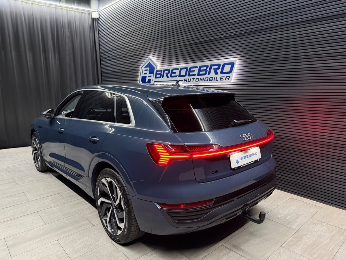 Blå Audi Q8 e-tron fra 2024