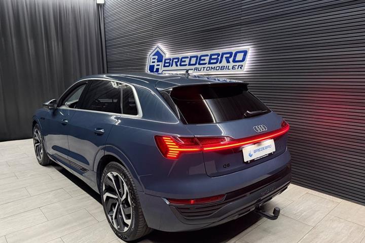 Blå Audi Q8 e-tron fra 2024