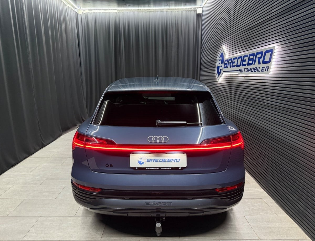 Blå Audi Q8 e-tron fra 2024