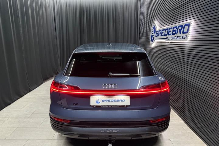 Blå Audi Q8 e-tron fra 2024