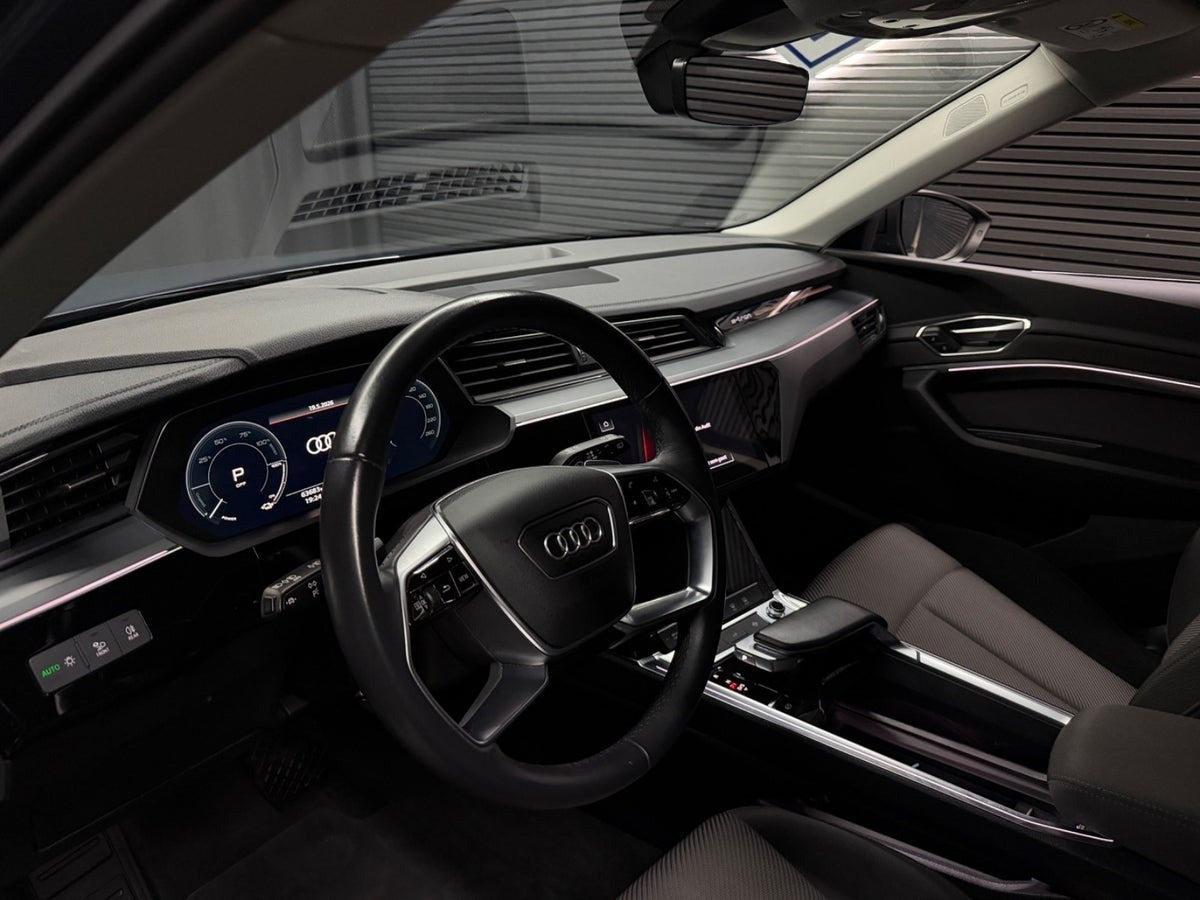 Blå Audi Q8 e-tron fra 2024