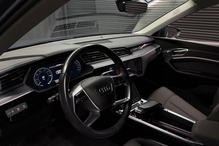 Blå Audi Q8 e-tron fra 2024