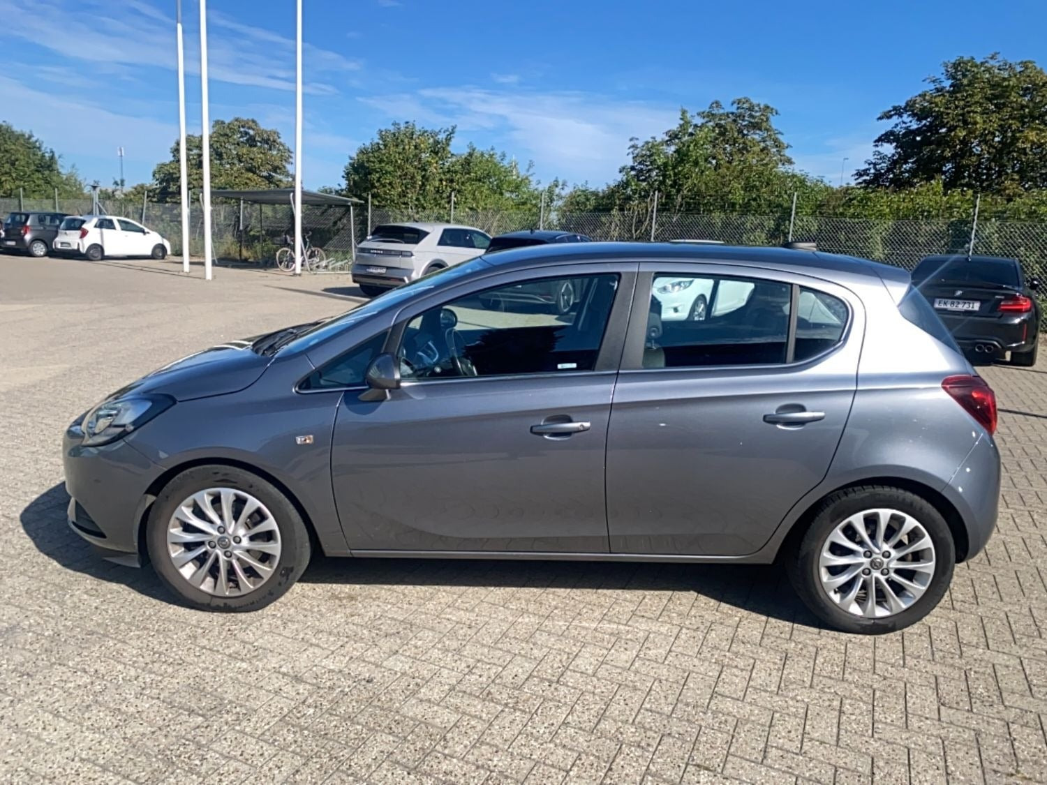 Grå Opel Corsa fra 2017