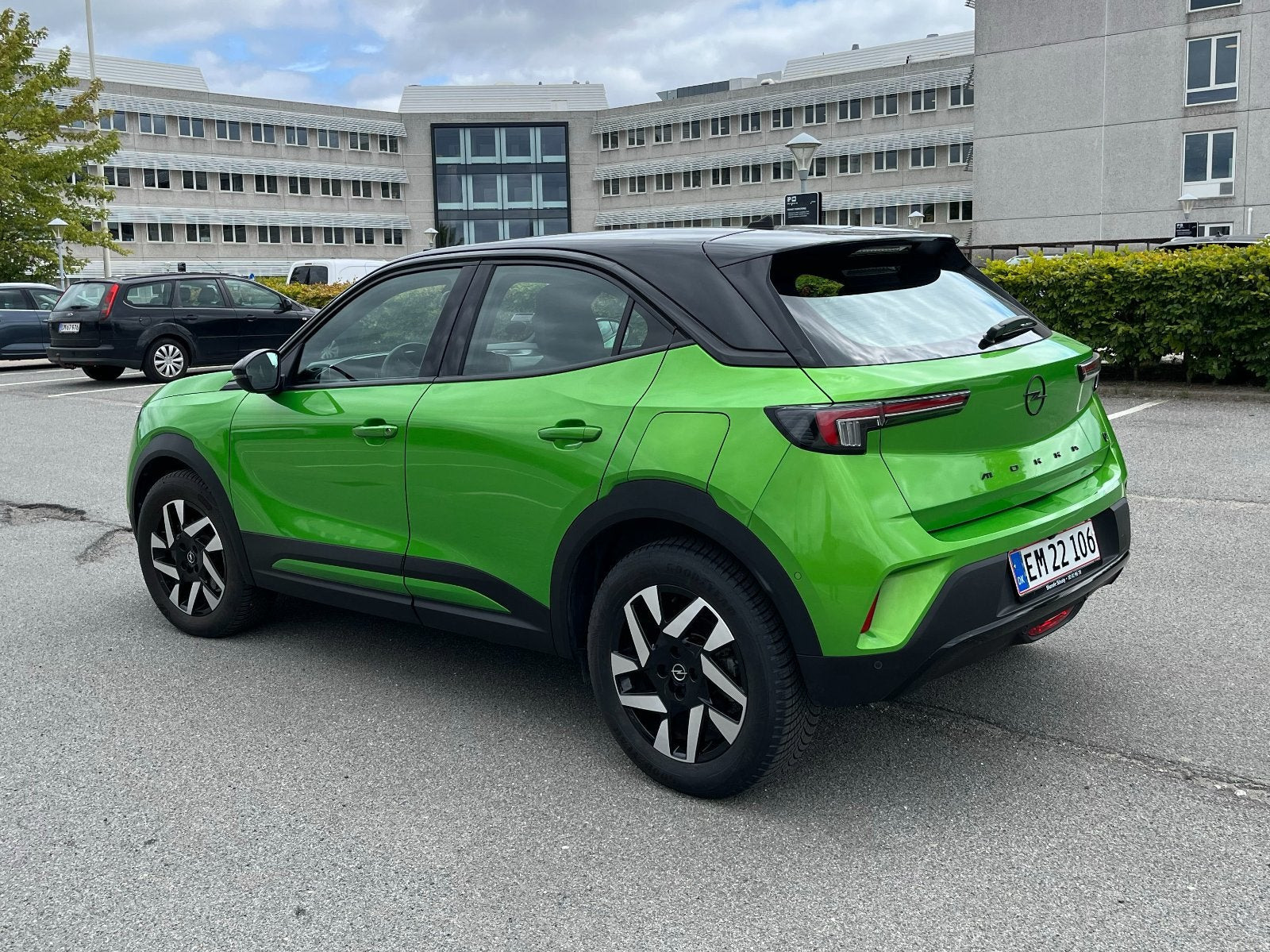 Grøn Opel Mokka-e fra 2023
