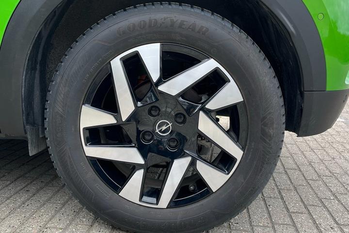 Grøn Opel Mokka-e fra 2023