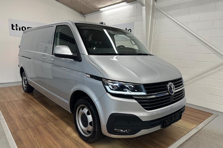 Sølv VW Transporter fra 2023