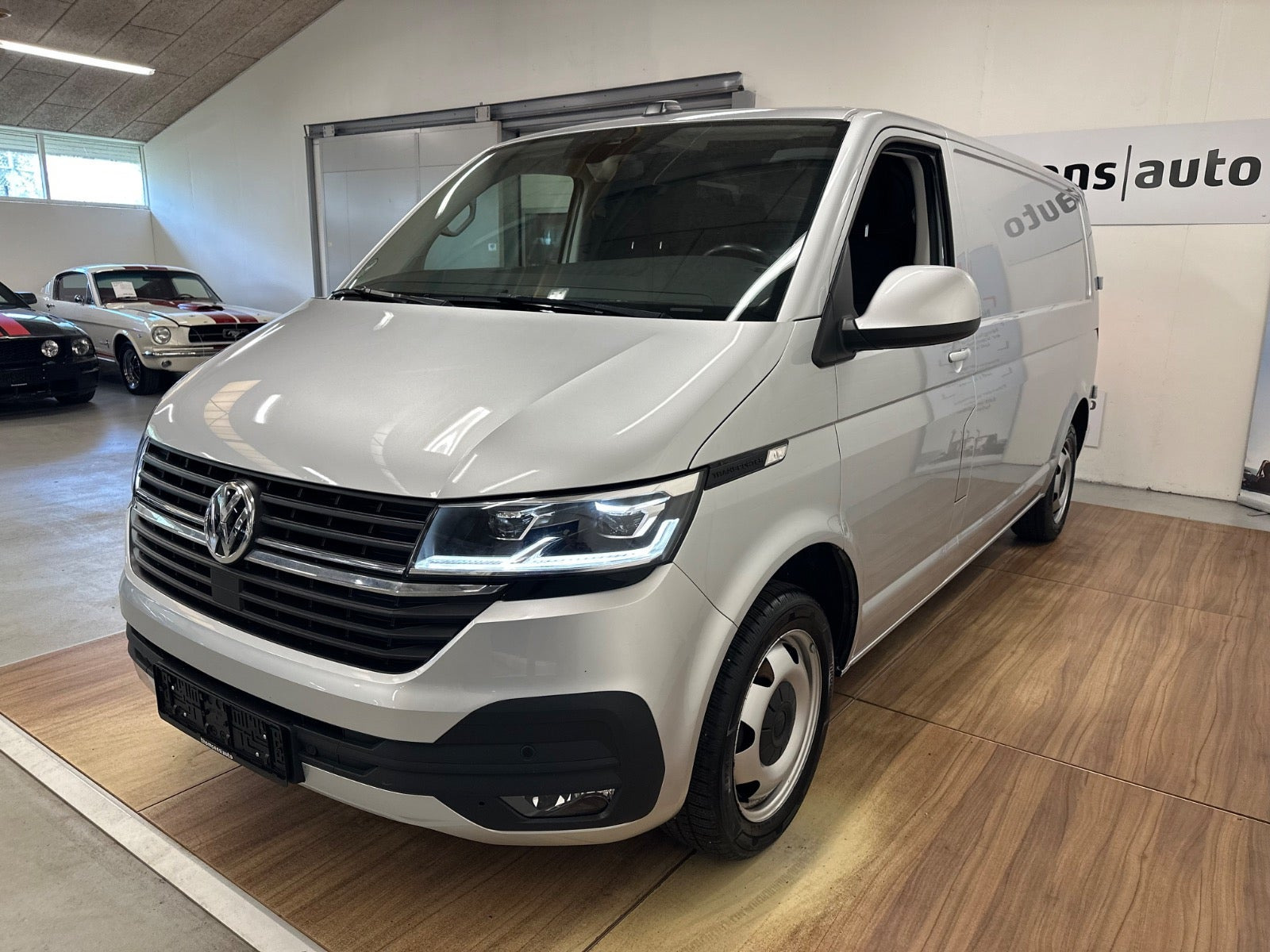Sølv VW Transporter fra 2023