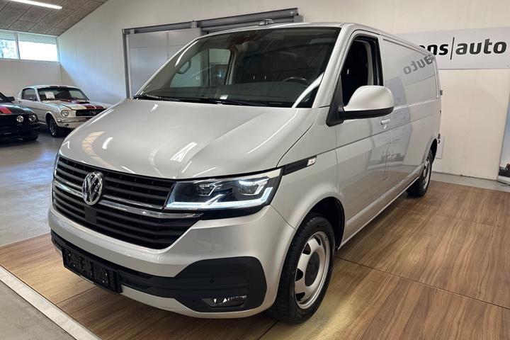 Sølv VW Transporter fra 2023