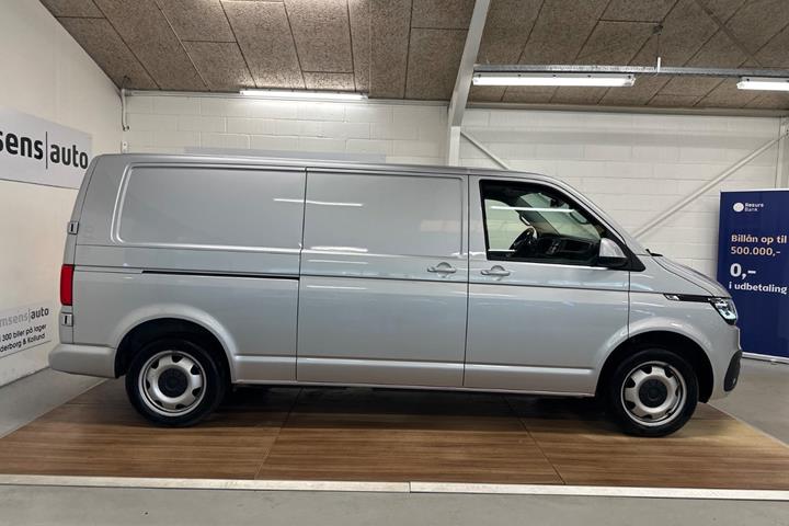 Sølv VW Transporter fra 2023