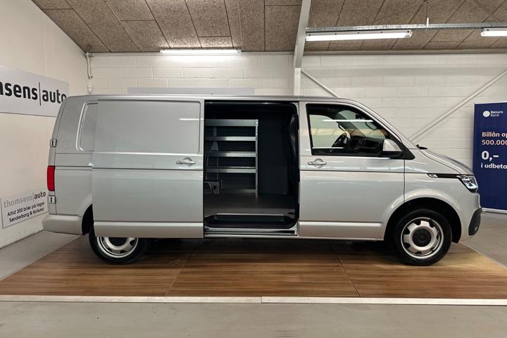Sølv VW Transporter fra 2023