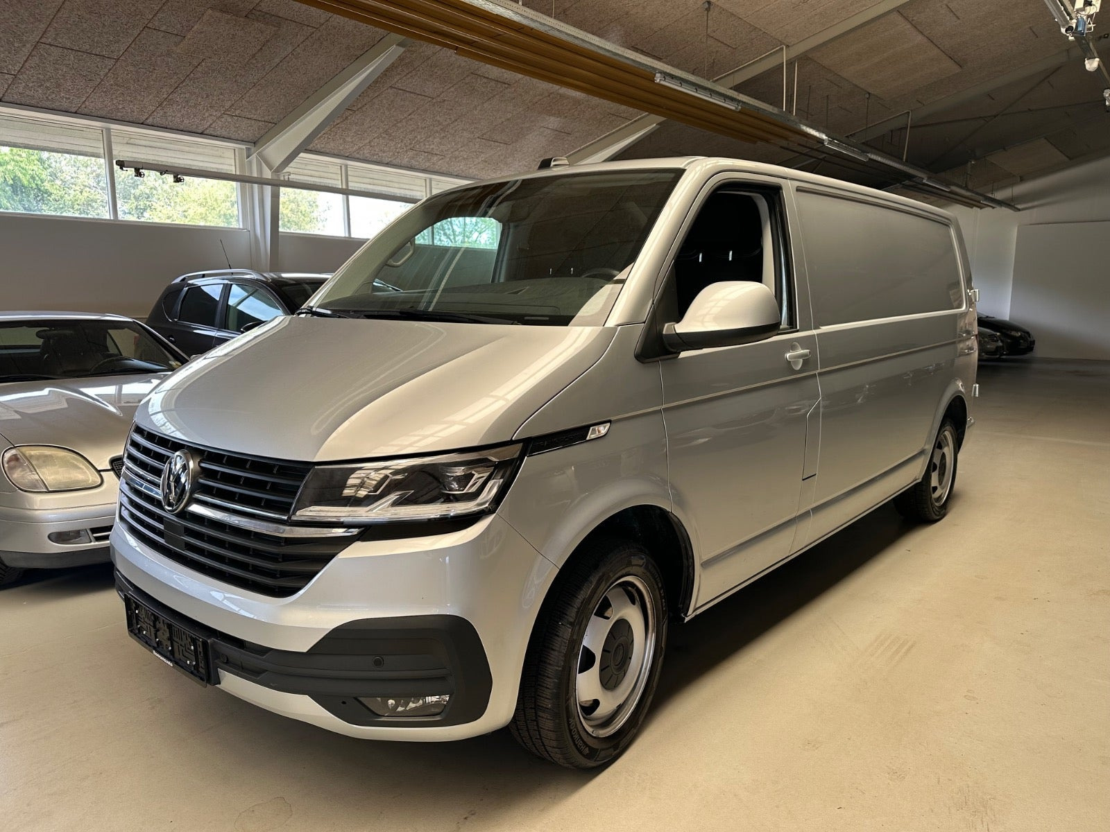 Sølv VW Transporter fra 2023