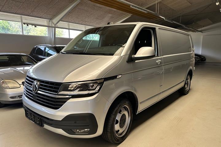 Sølv VW Transporter fra 2023