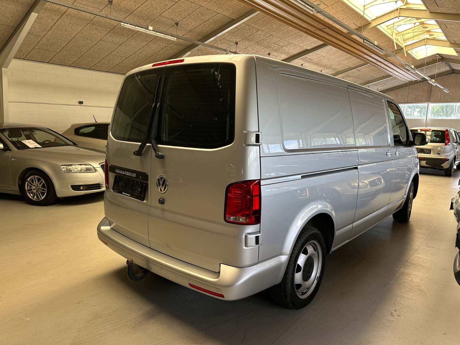 Sølv VW Transporter fra 2023