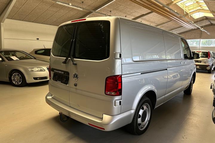 Sølv VW Transporter fra 2023