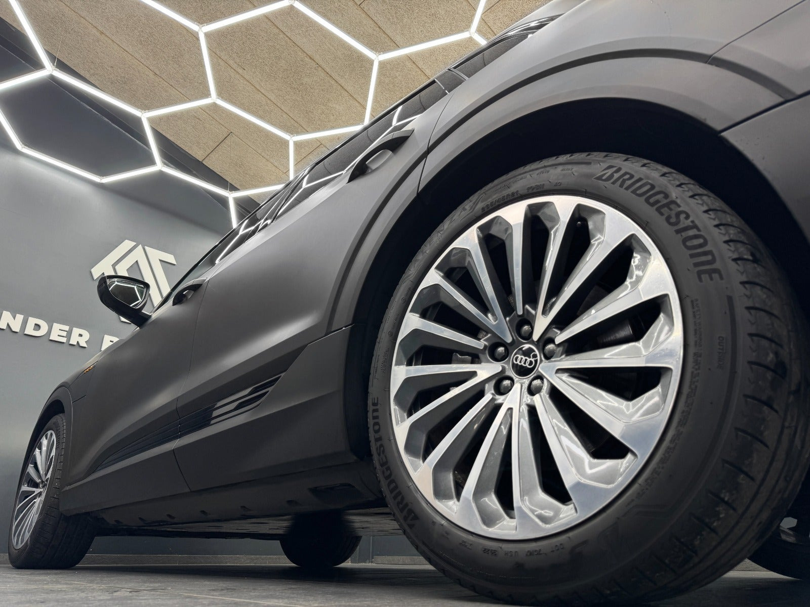 Sort Audi e-tron fra 2023