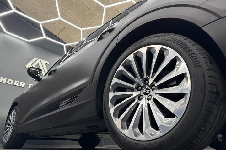 Sort Audi e-tron fra 2023