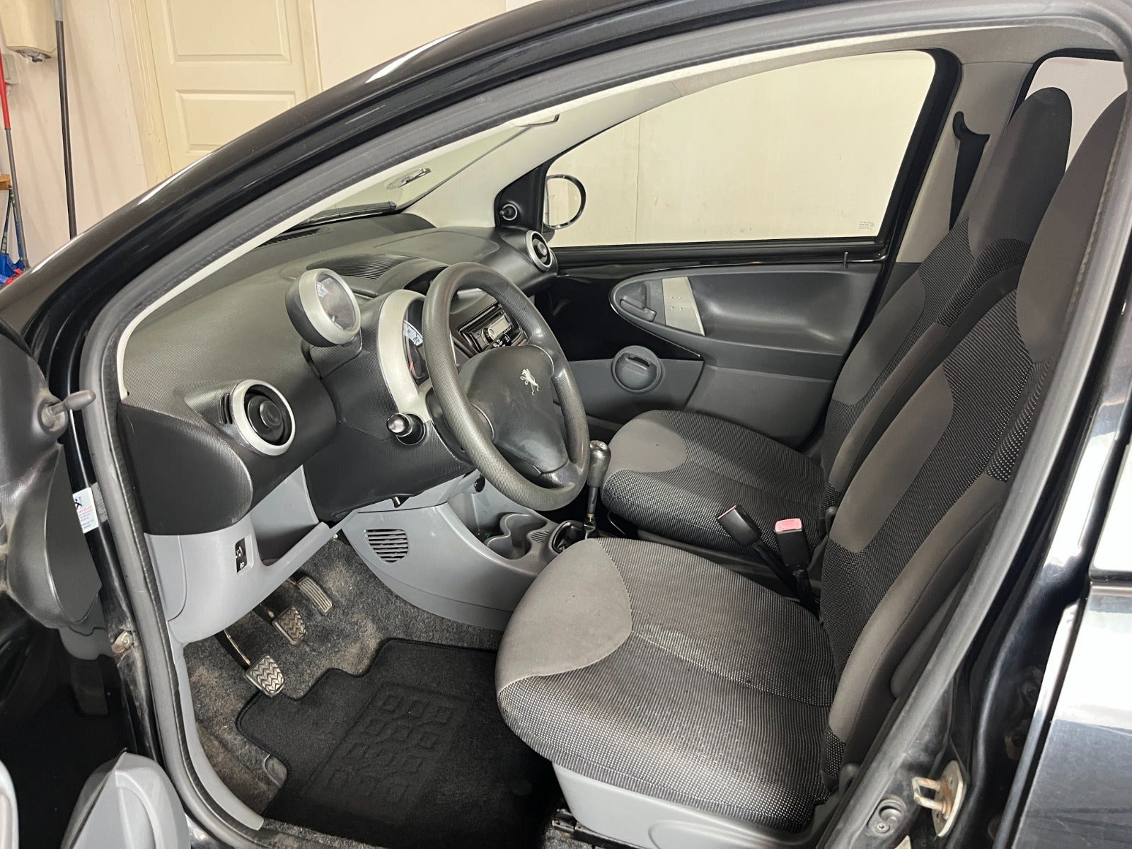 Sort Peugeot 107 fra 2007