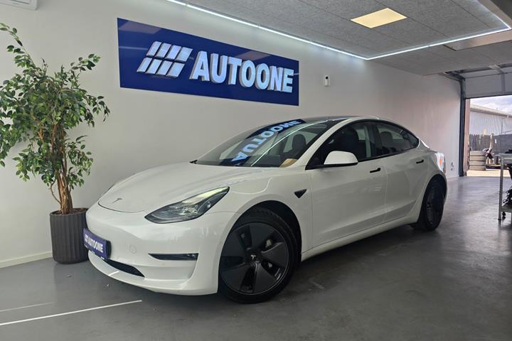 Hvid Tesla Model 3 fra 2021