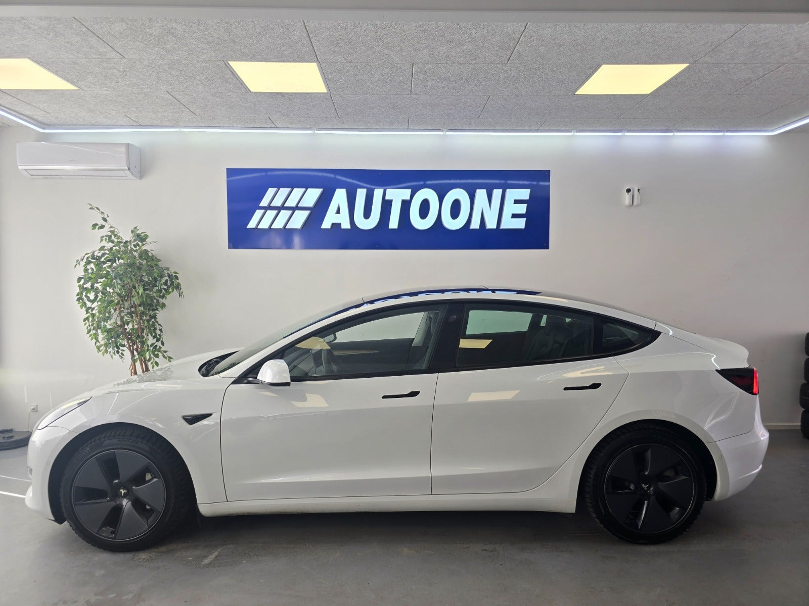 Hvid Tesla Model 3 fra 2021