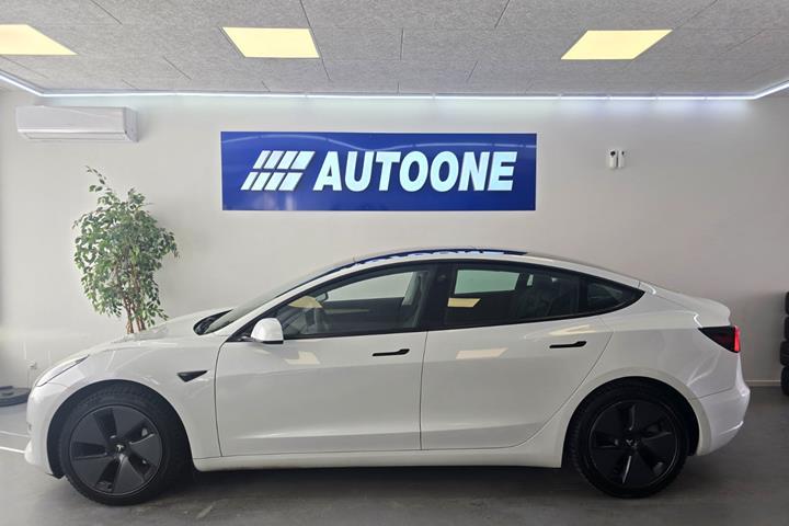 Hvid Tesla Model 3 fra 2021