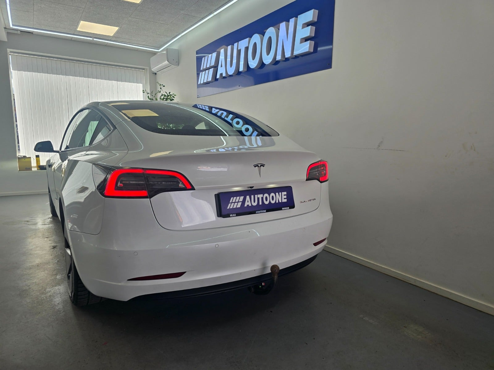 Hvid Tesla Model 3 fra 2021