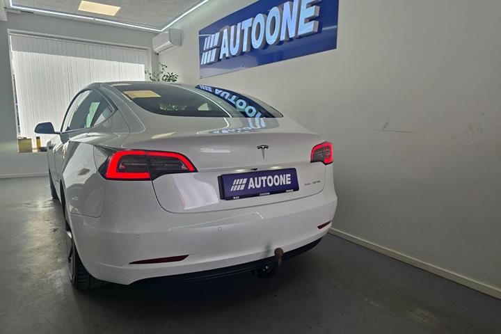 Hvid Tesla Model 3 fra 2021