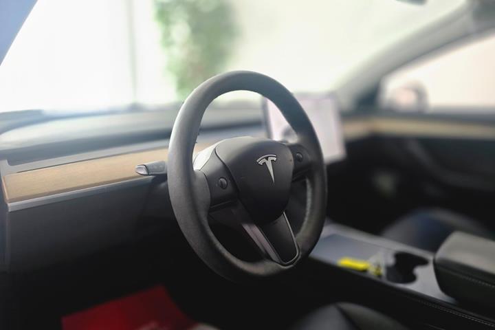 Hvid Tesla Model 3 fra 2021