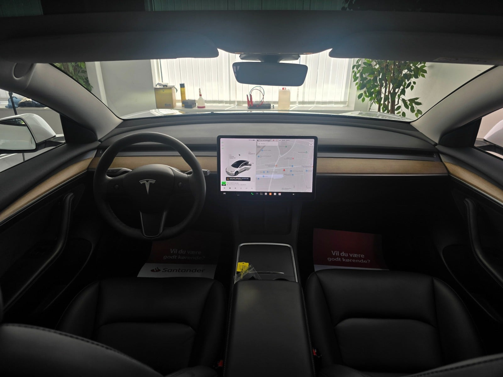 Hvid Tesla Model 3 fra 2021