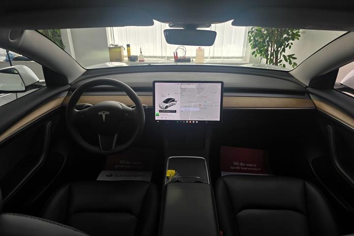 Hvid Tesla Model 3 fra 2021