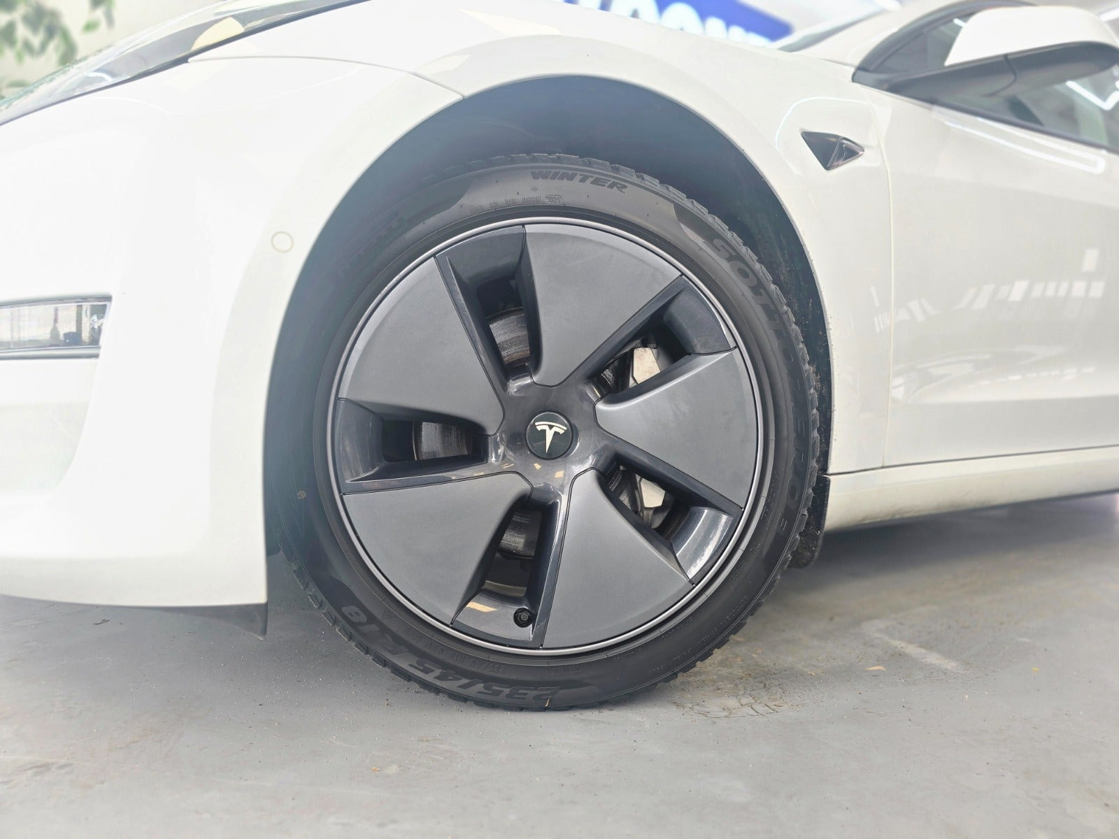 Hvid Tesla Model 3 fra 2021