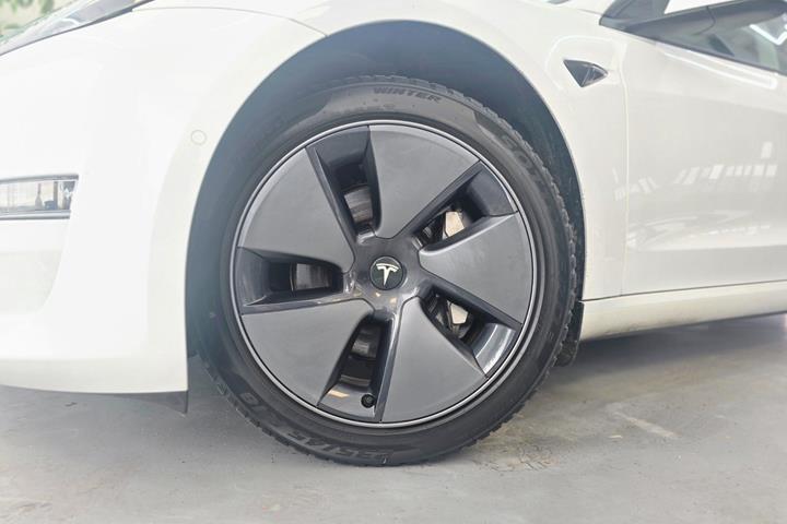 Hvid Tesla Model 3 fra 2021