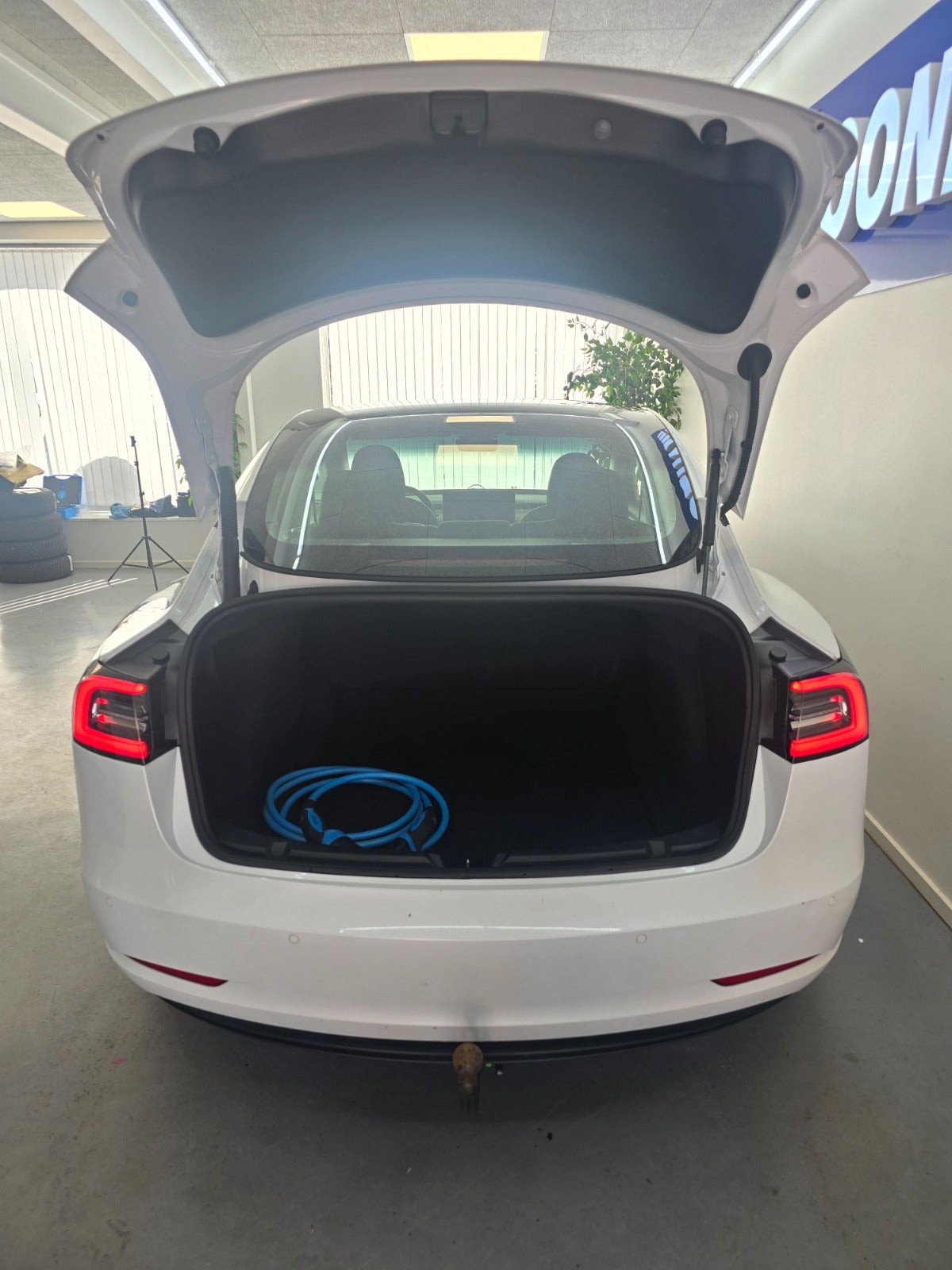Hvid Tesla Model 3 fra 2021