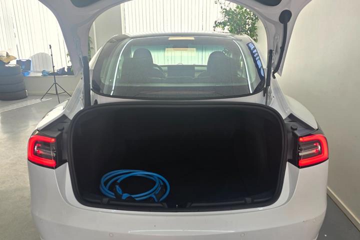 Hvid Tesla Model 3 fra 2021