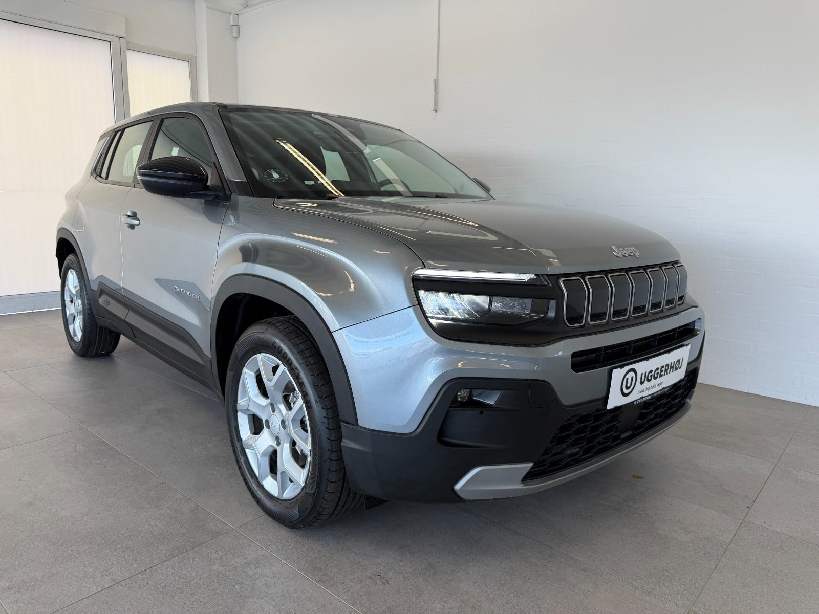 Grå Jeep Avenger fra 2025