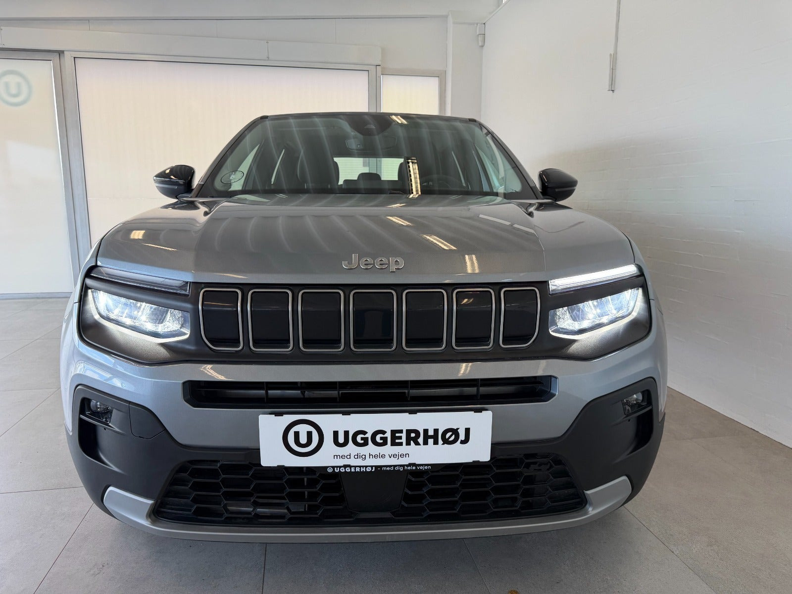Grå Jeep Avenger fra 2025