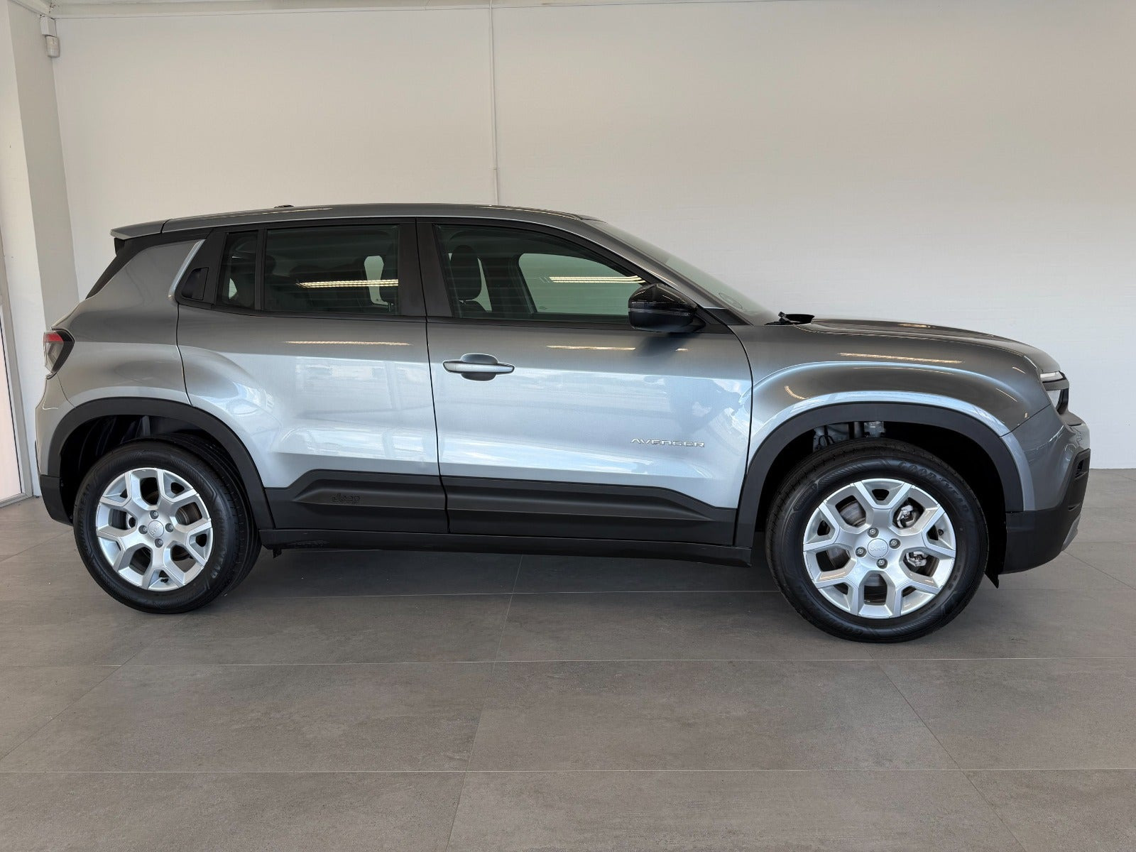 Grå Jeep Avenger fra 2025