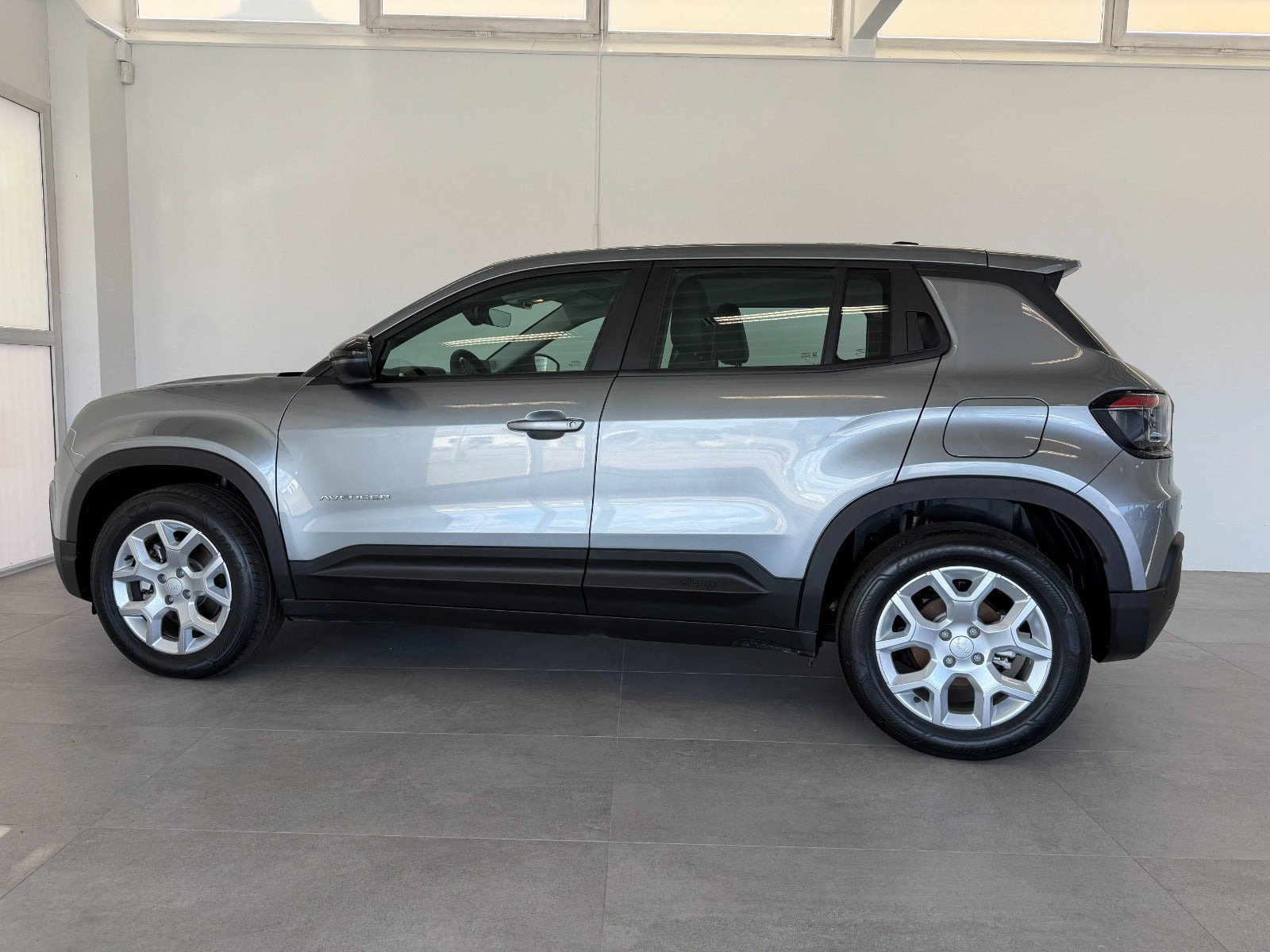 Grå Jeep Avenger fra 2025