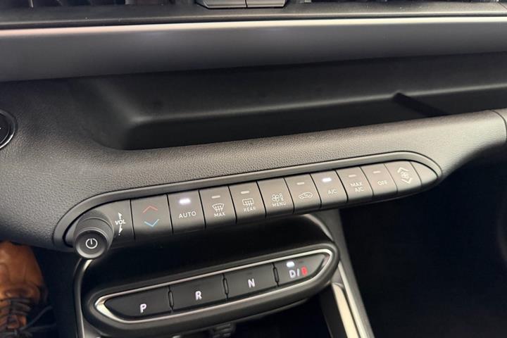 Grå Jeep Avenger fra 2025