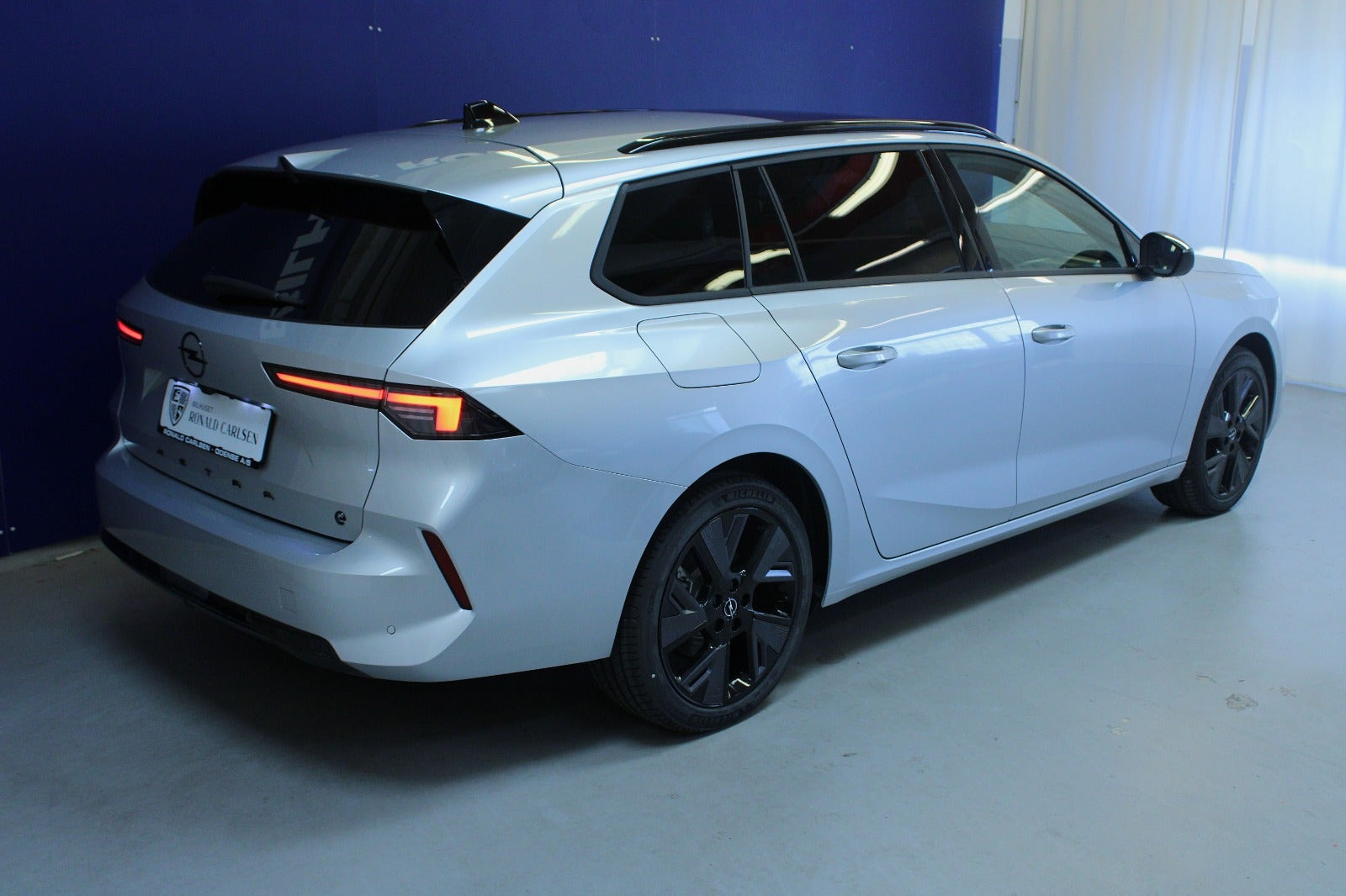 Sølv Opel Astra-e fra 2024